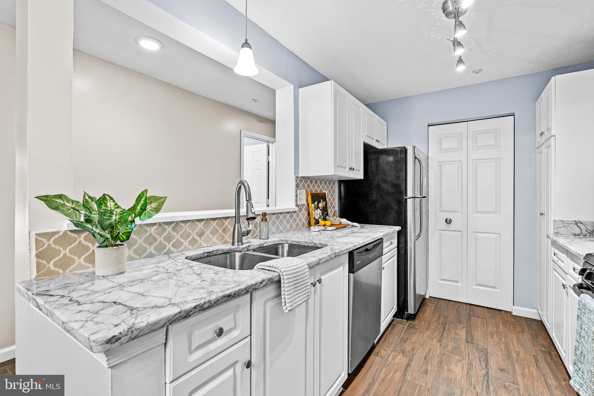 10009 VANDERBILT CIRCLE 1