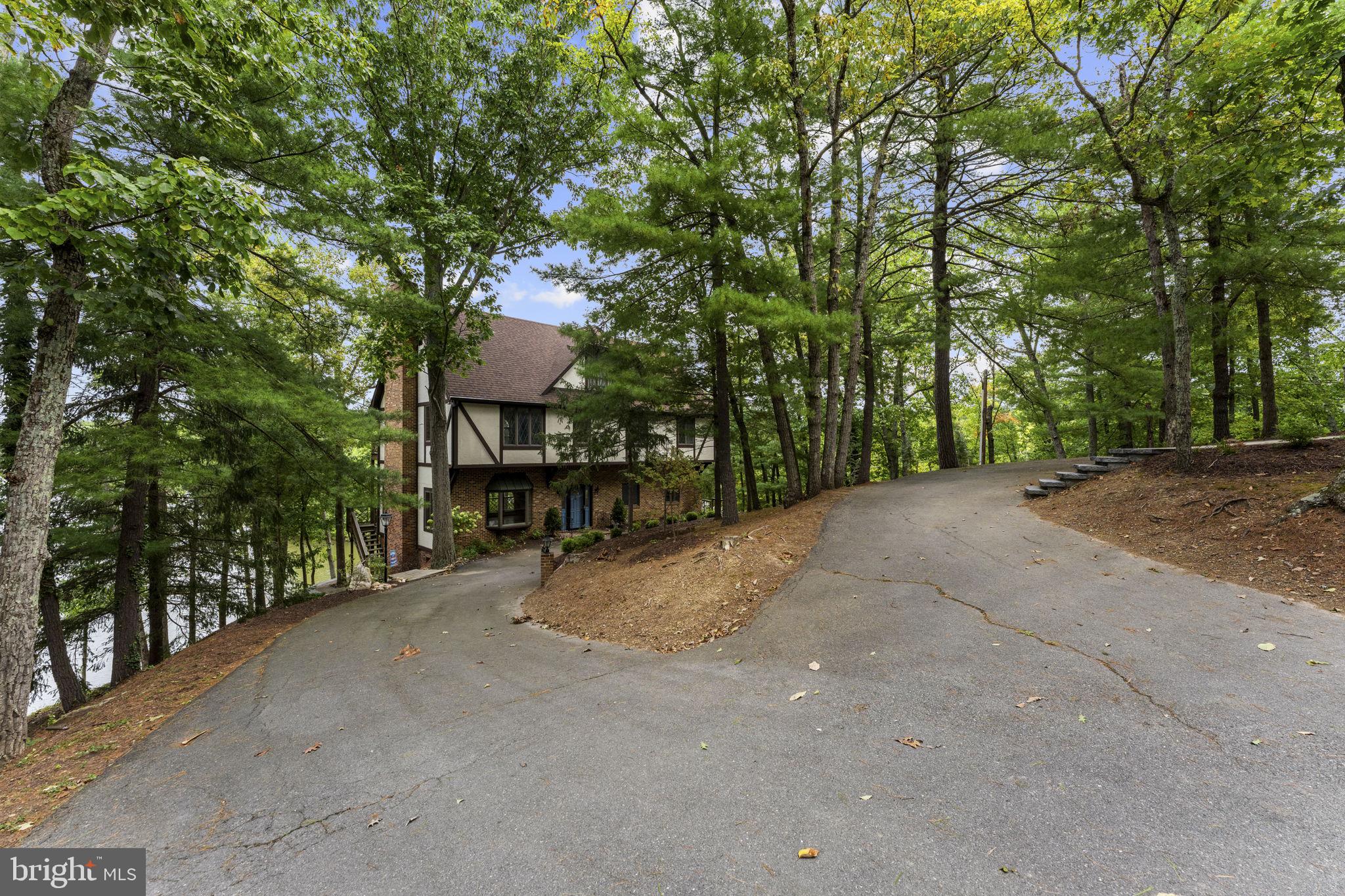 451 LAKE SERENE DRIVE