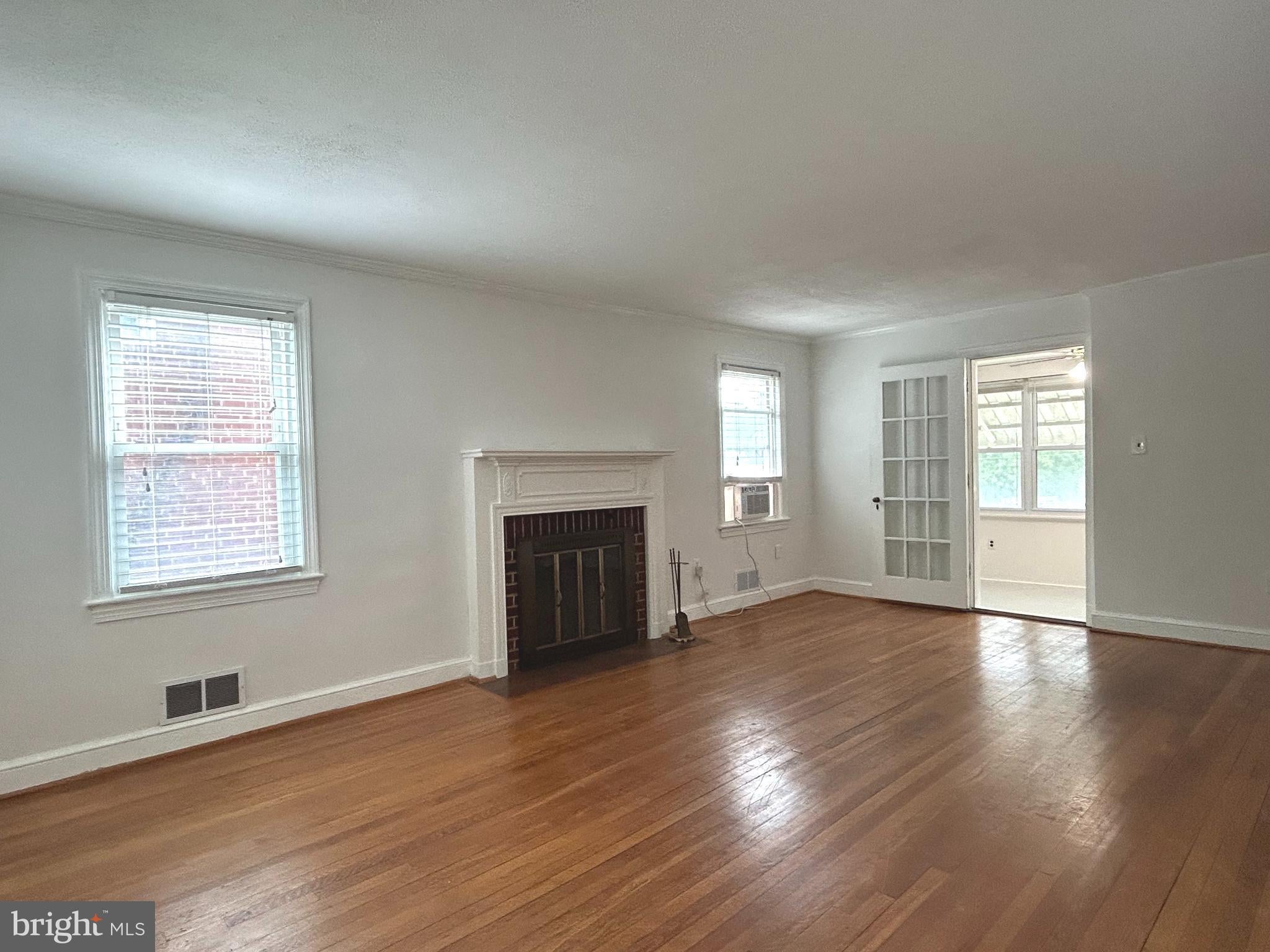 1715 GIRARD STREET NE - Photo 3