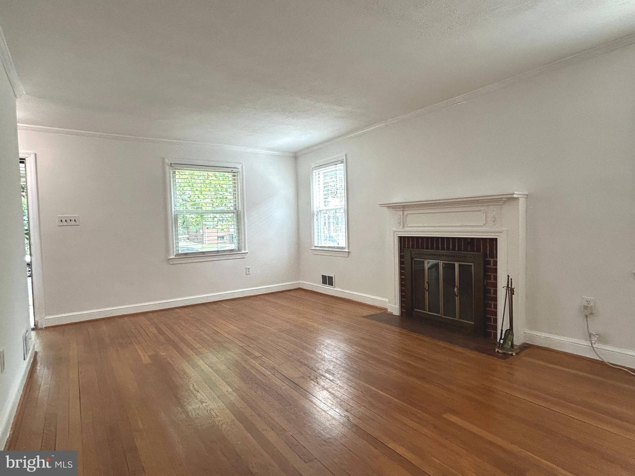 1715 GIRARD STREET NE - Photo 4