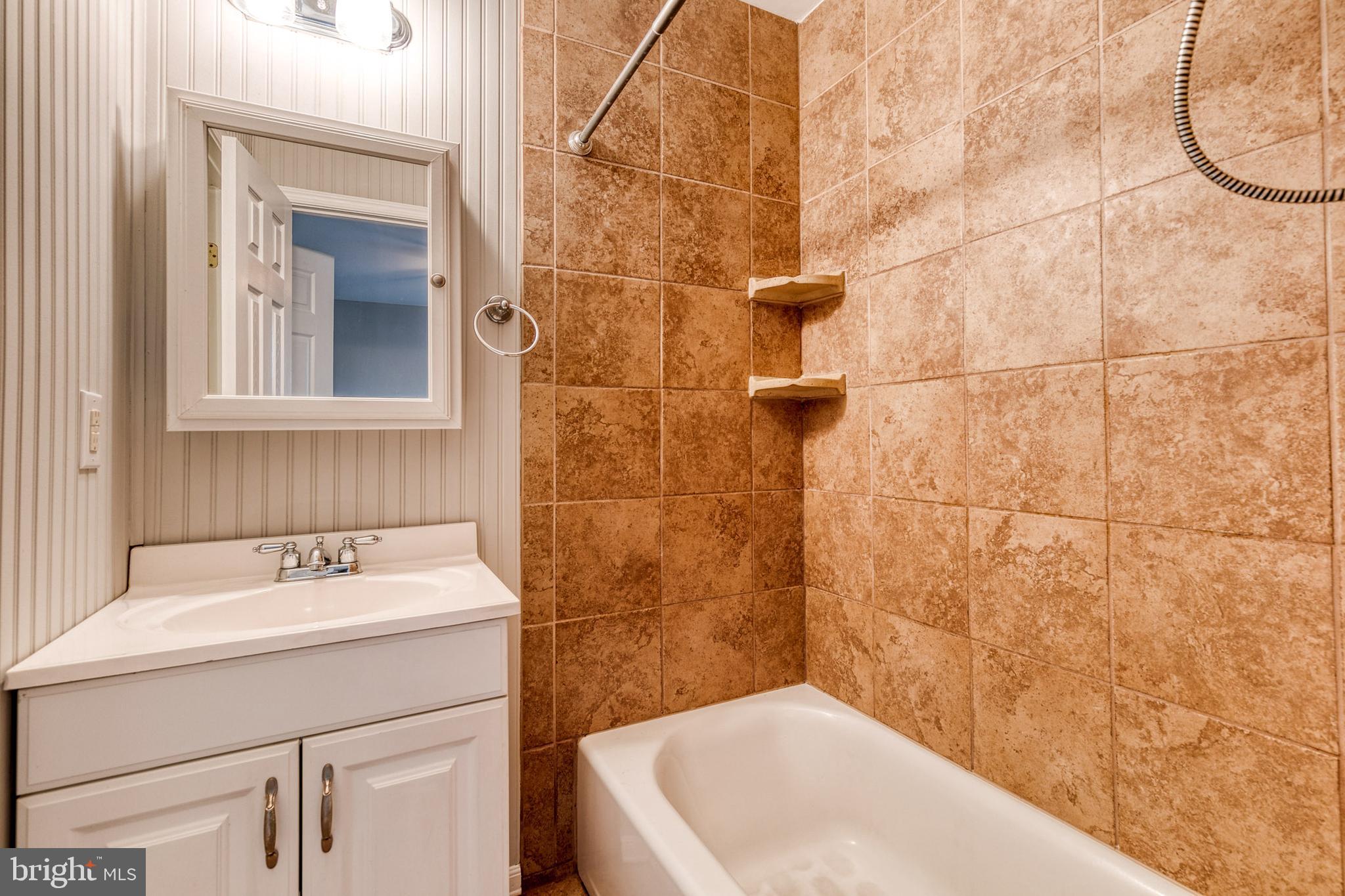 WOODSDALE MANOR - Residential