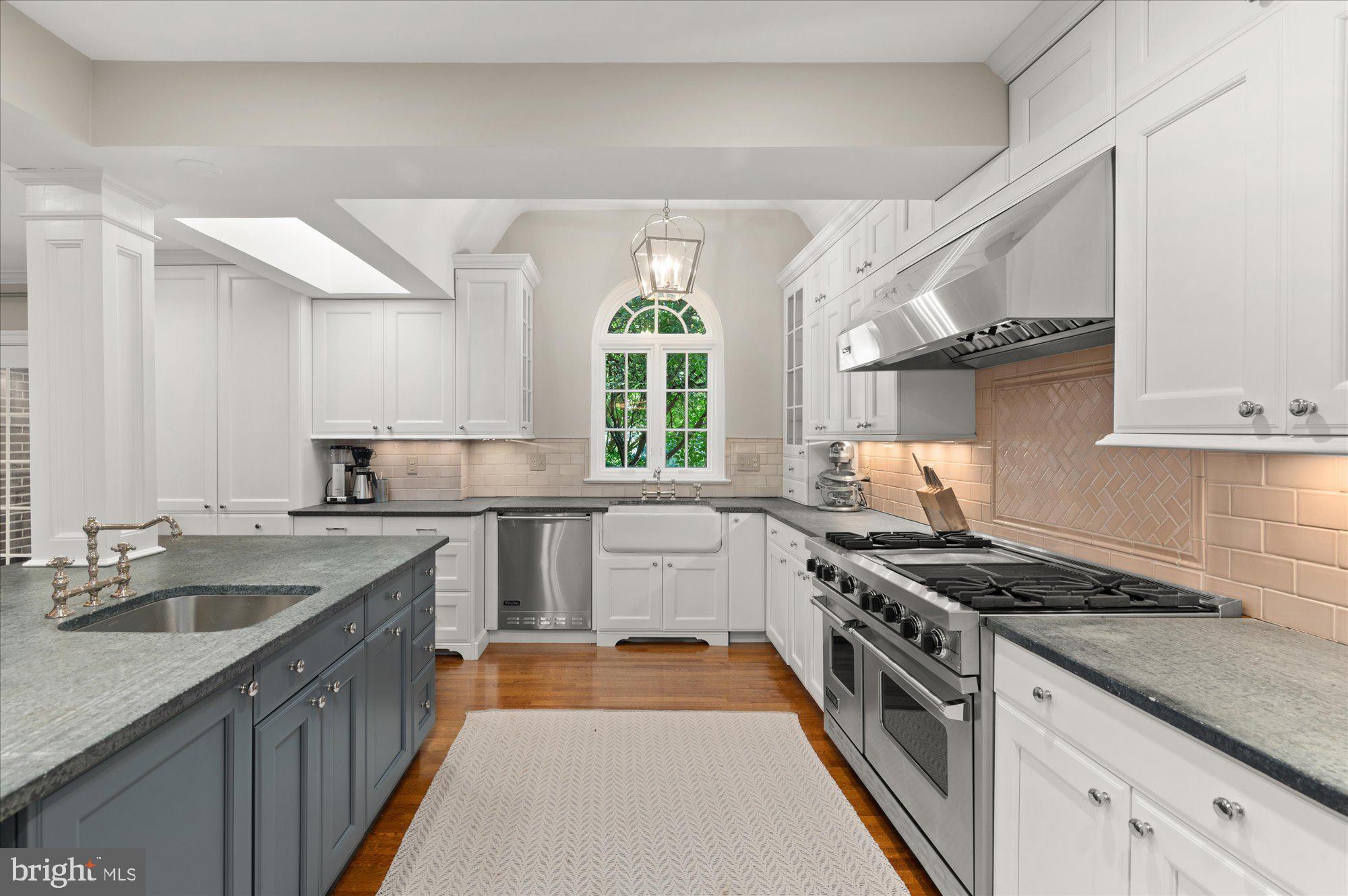 COUNTRY CLUB HILLS - Residential