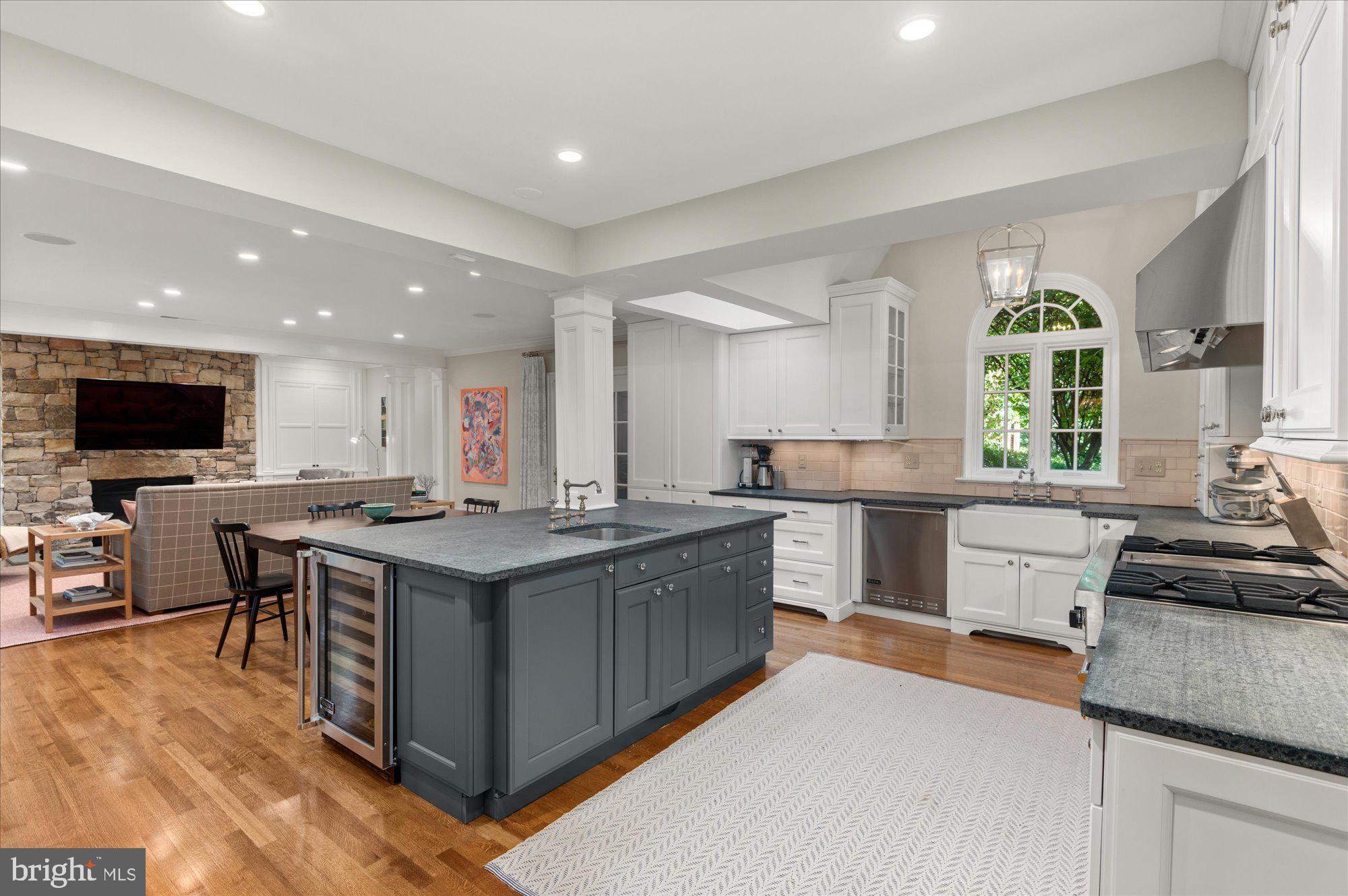 COUNTRY CLUB HILLS - Residential