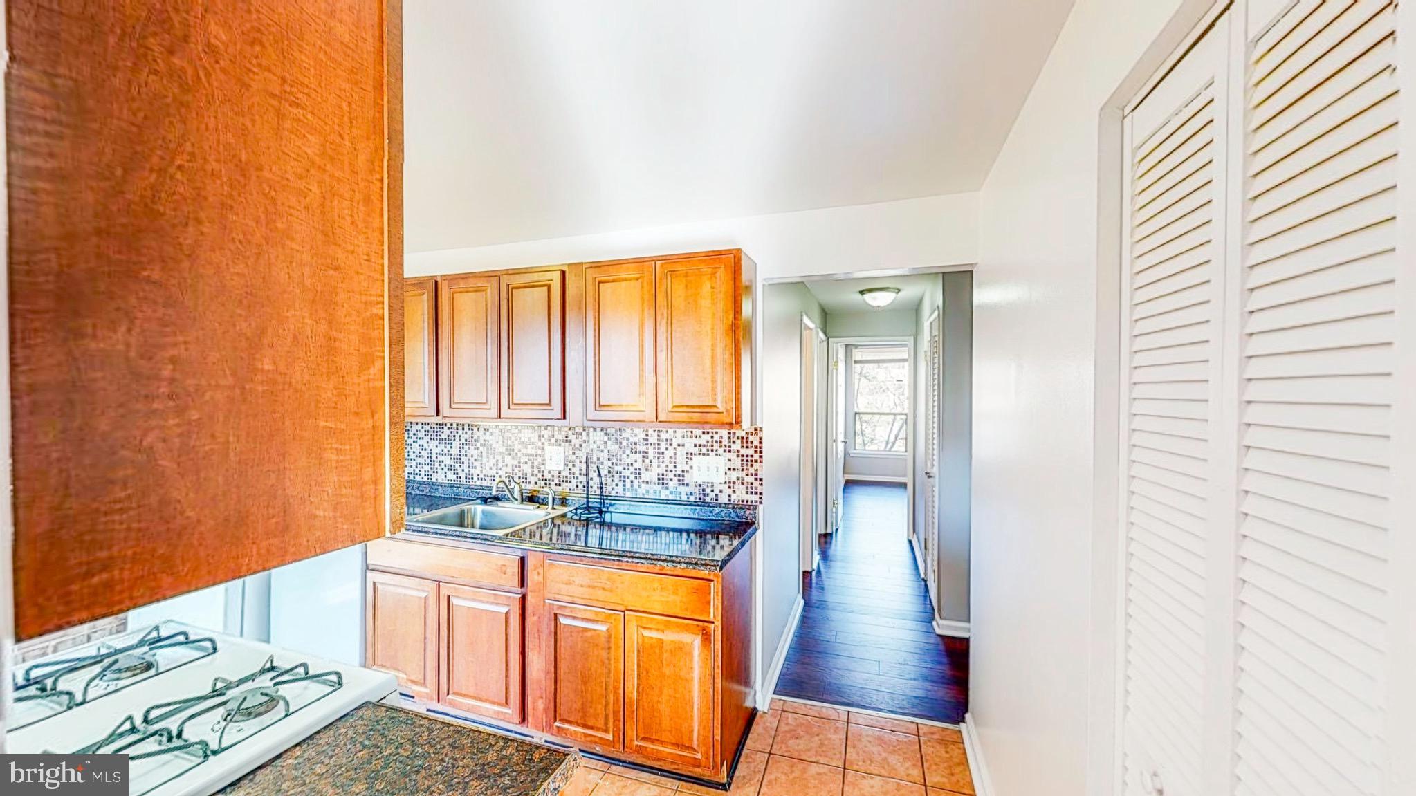 HUNTLEY SQUARE CONDOMINIUMS - Residential