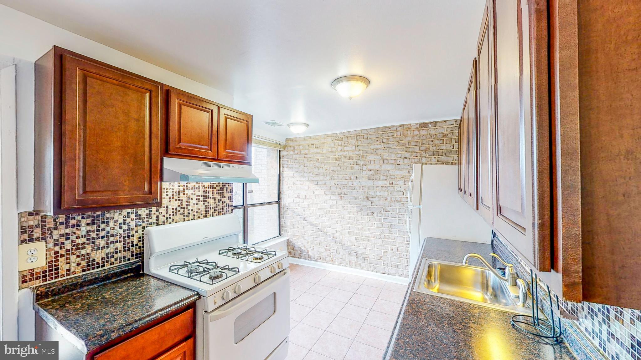 HUNTLEY SQUARE CONDOMINIUMS - Residential