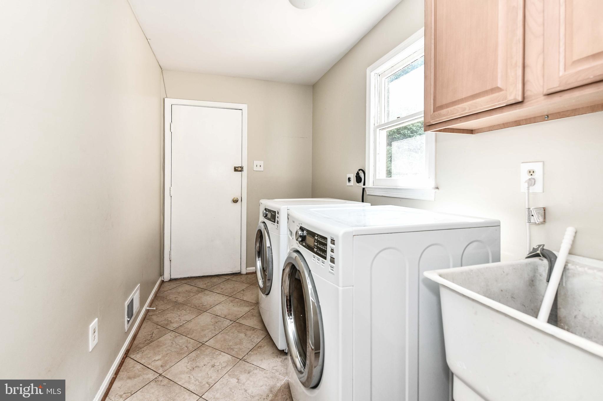 HOLLY KNOLL - Residential Lease