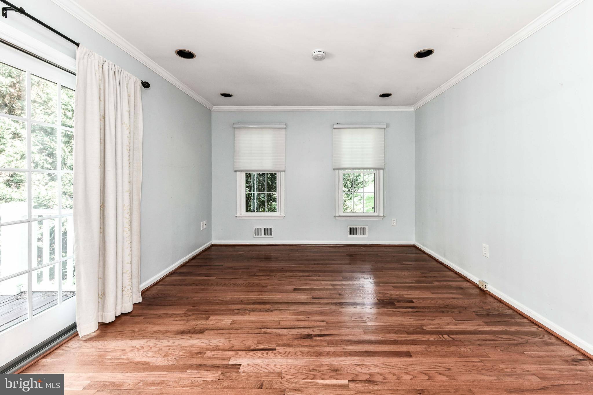 HOLLY KNOLL - Residential Lease