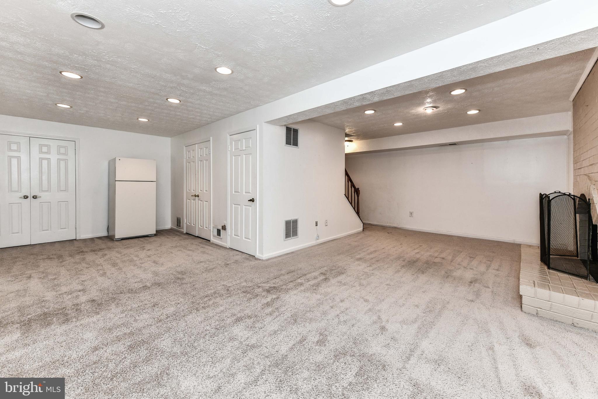 HOLLY KNOLL - Residential Lease