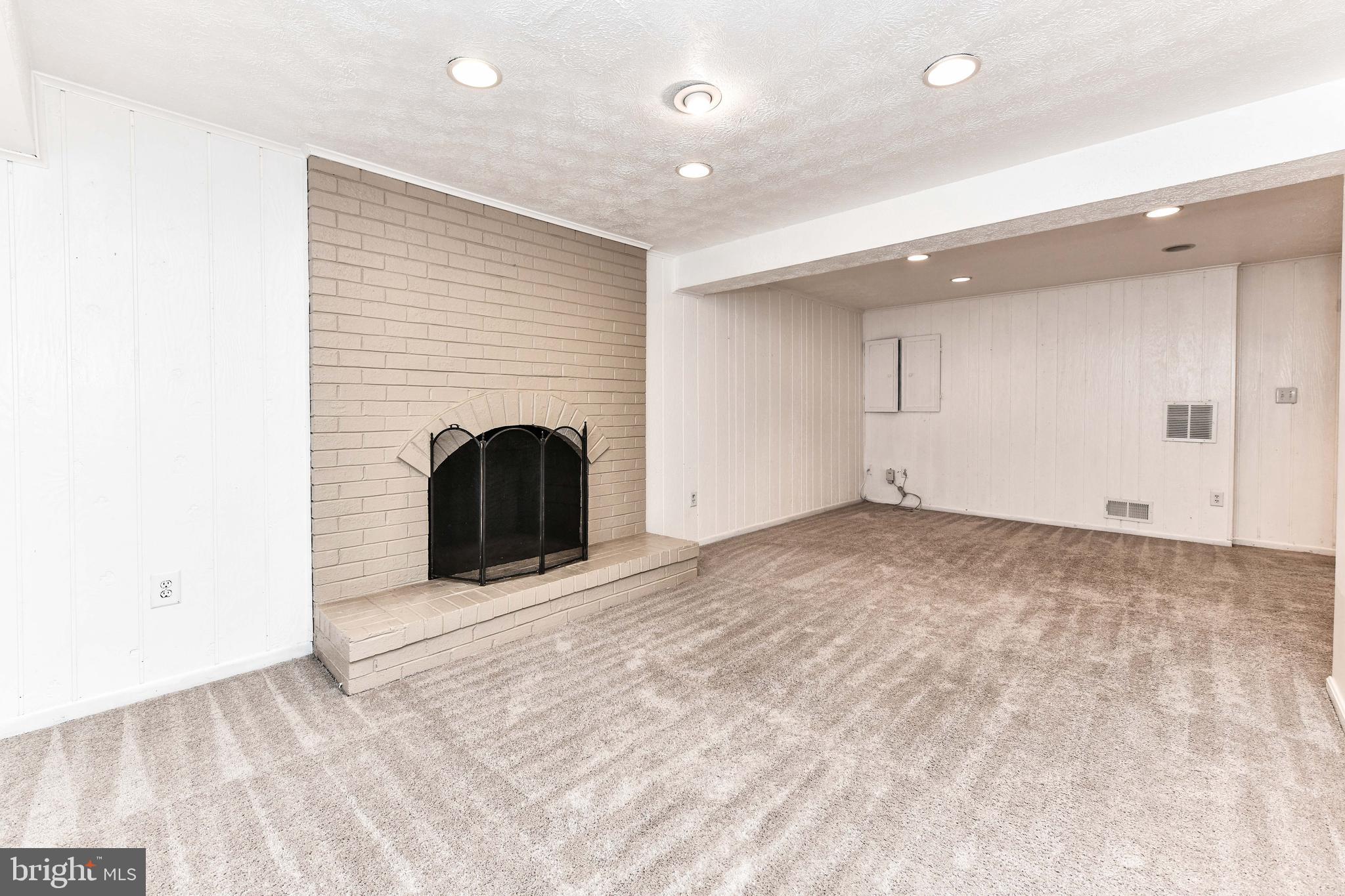 HOLLY KNOLL - Residential Lease