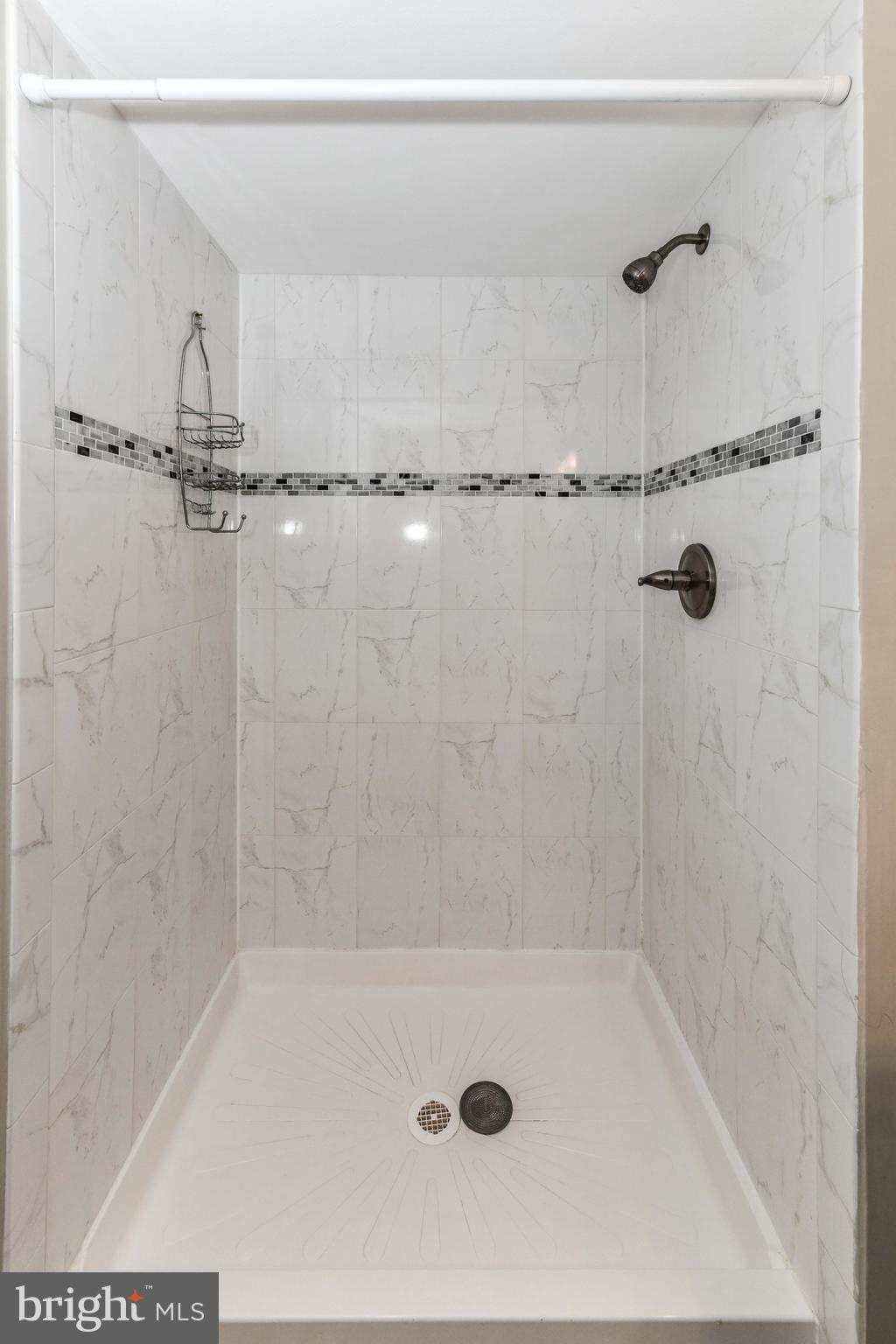 HOLLY KNOLL - Residential Lease