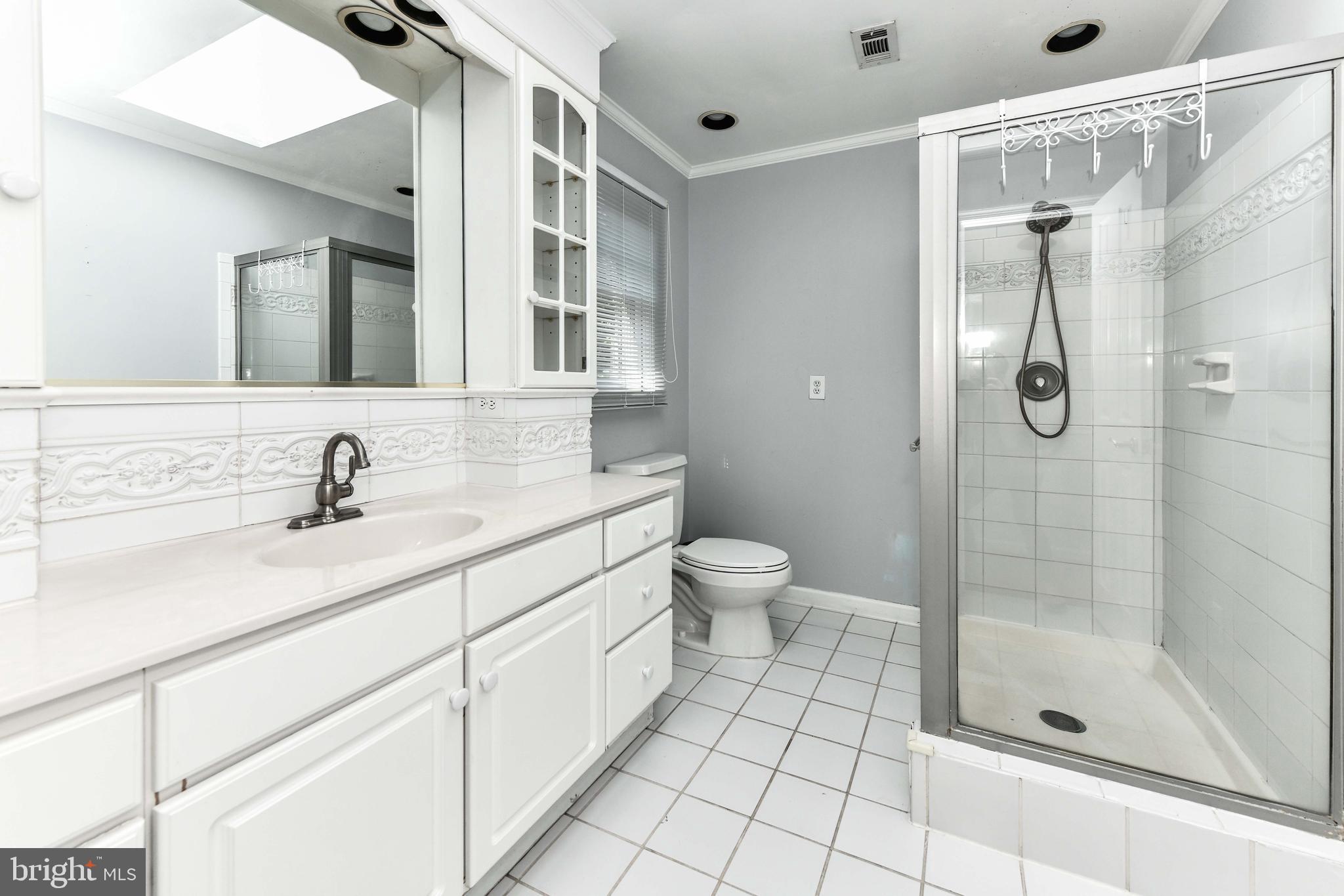 HOLLY KNOLL - Residential Lease