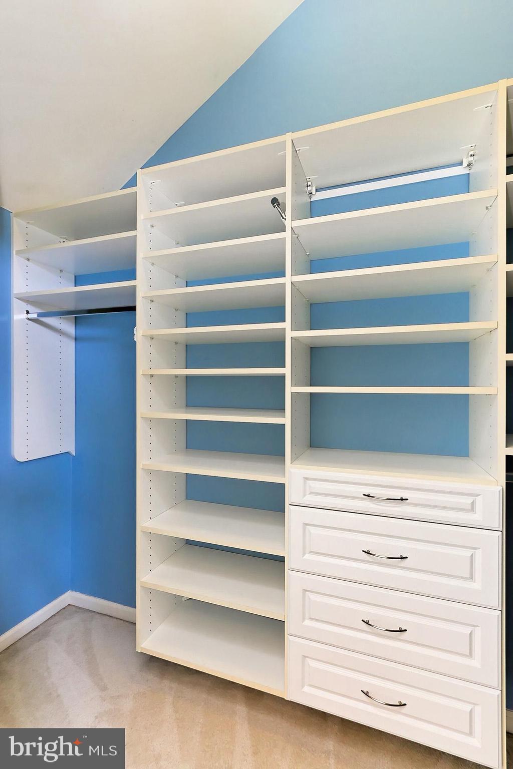 FAIR LAKES COURT - Residential