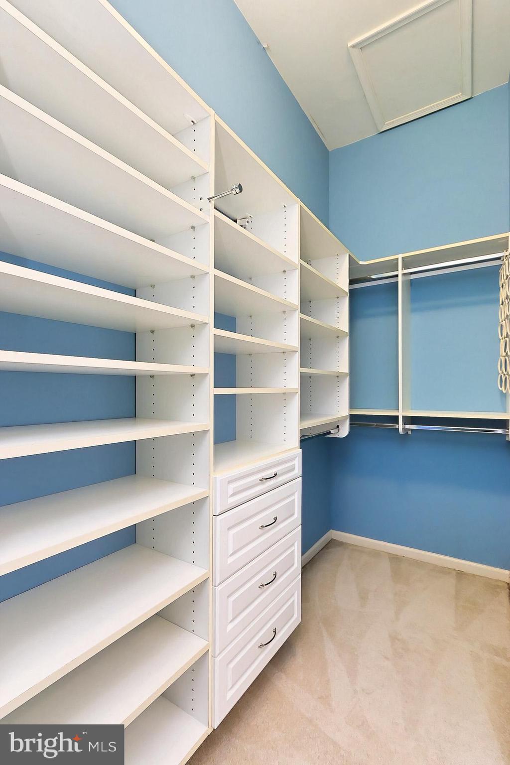 FAIR LAKES COURT - Residential