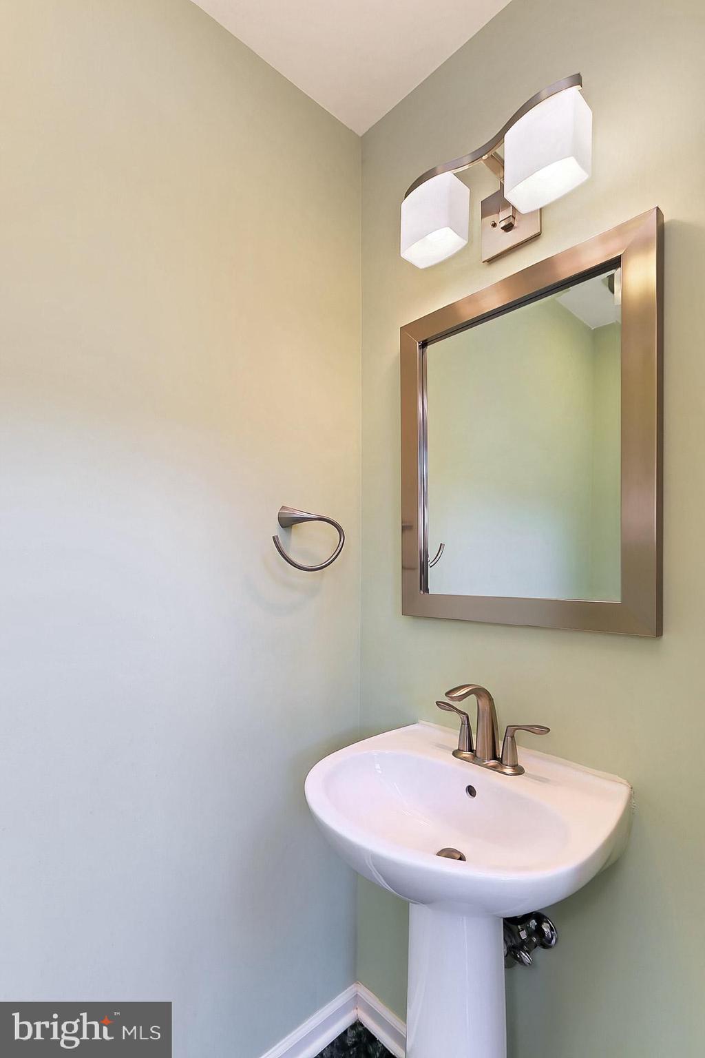 FAIR LAKES COURT - Residential