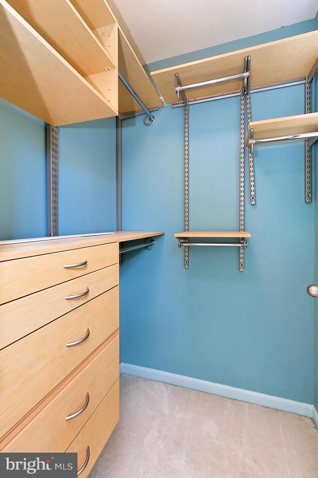 FAIR LAKES COURT - Residential