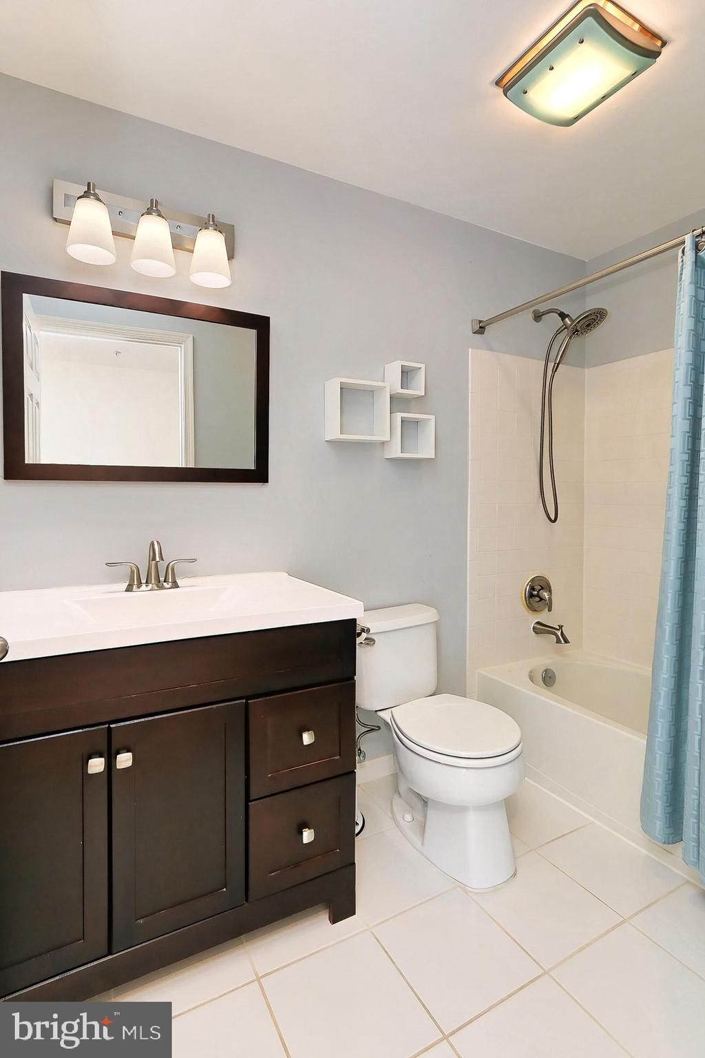 FAIR LAKES COURT - Residential