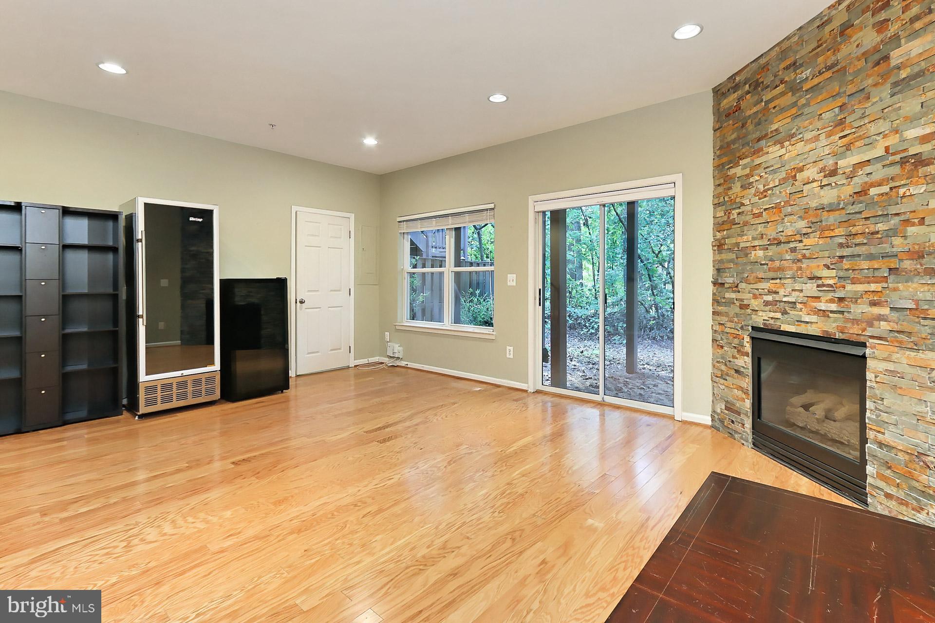 FAIR LAKES COURT - Residential