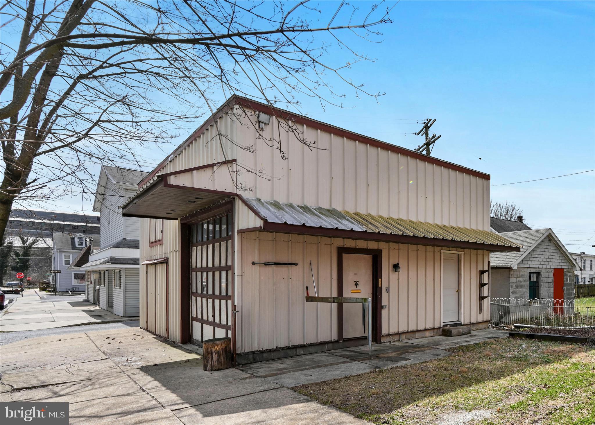 Main image without alt text