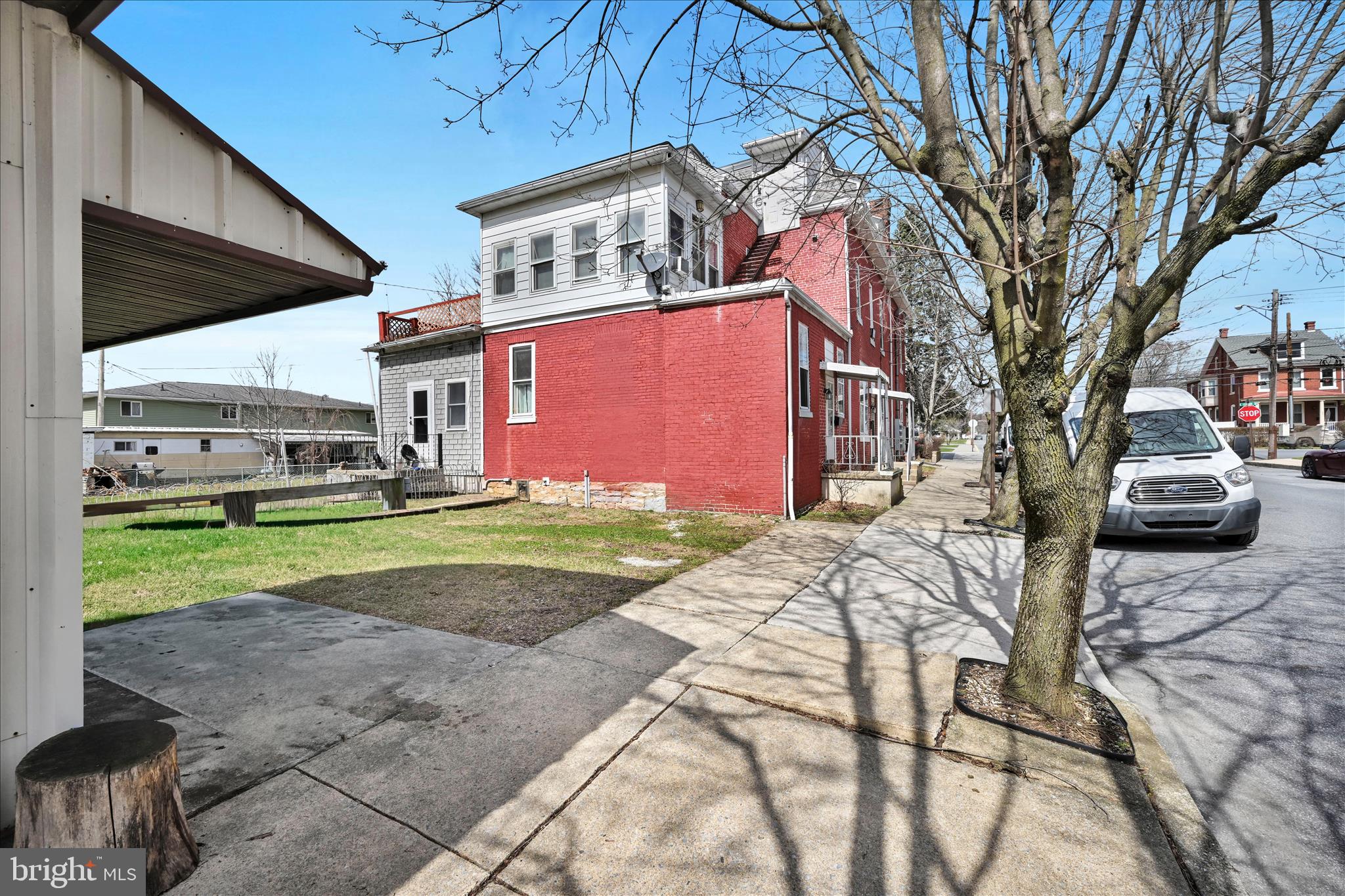 Main image without alt text