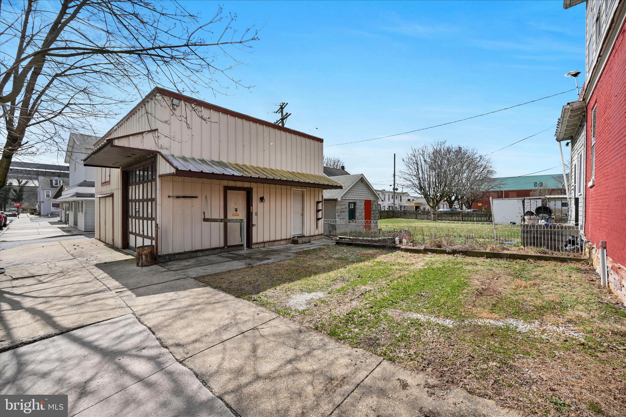 Main image without alt text