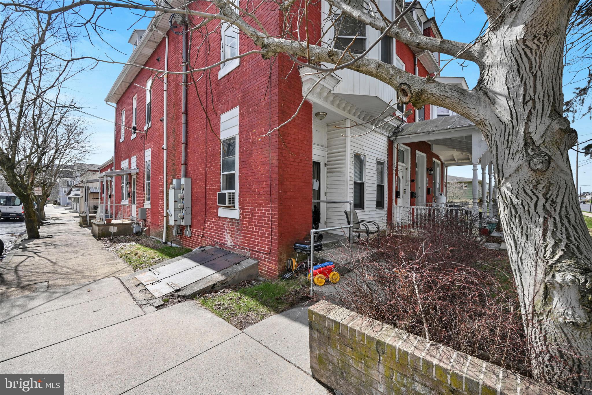 Main image without alt text