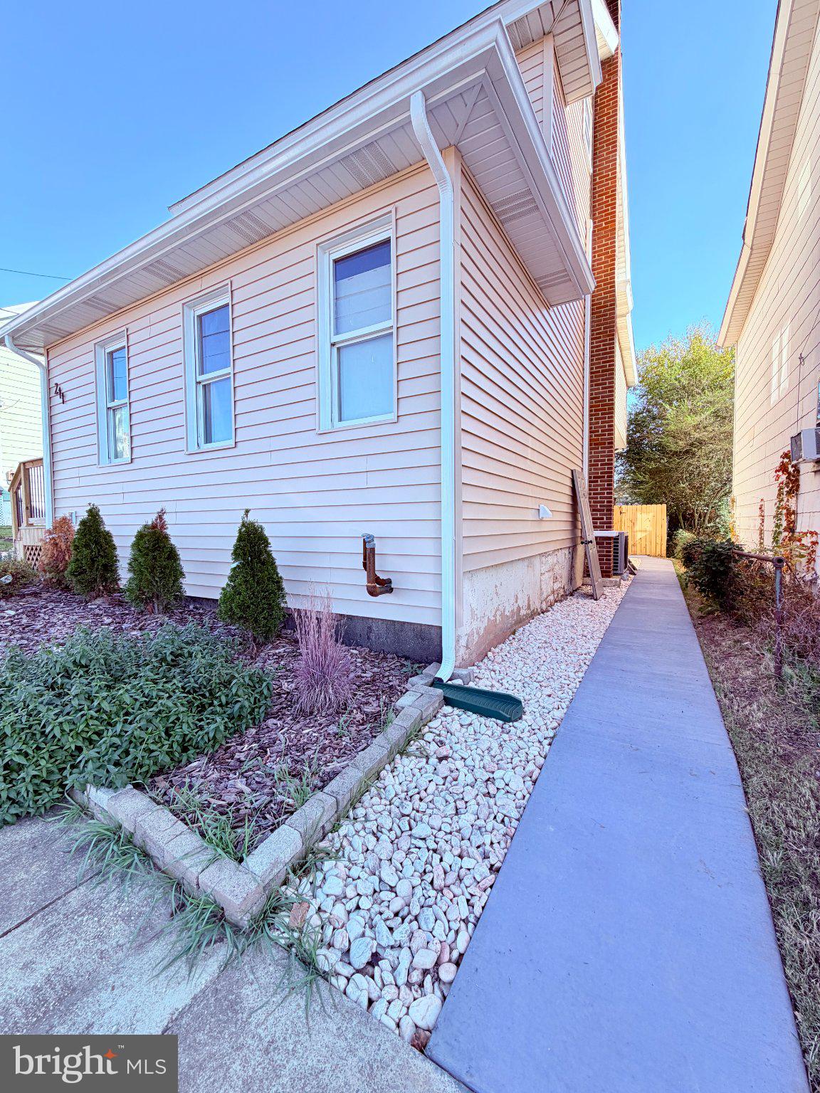 211 TUNNEL STREET
