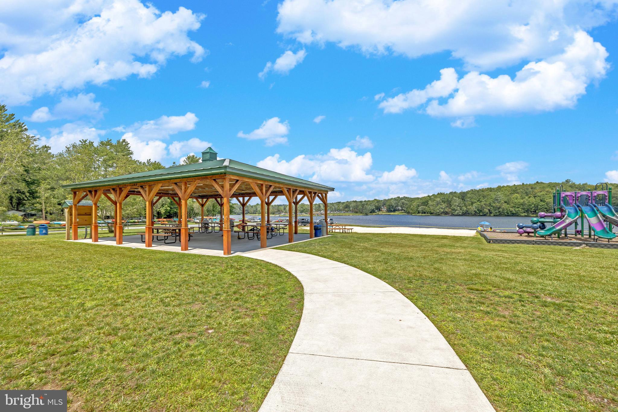 ARROWHEAD  LAKES - Residential