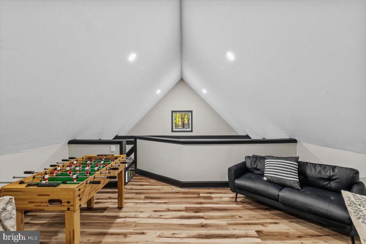 ARROWHEAD  LAKES - Residential