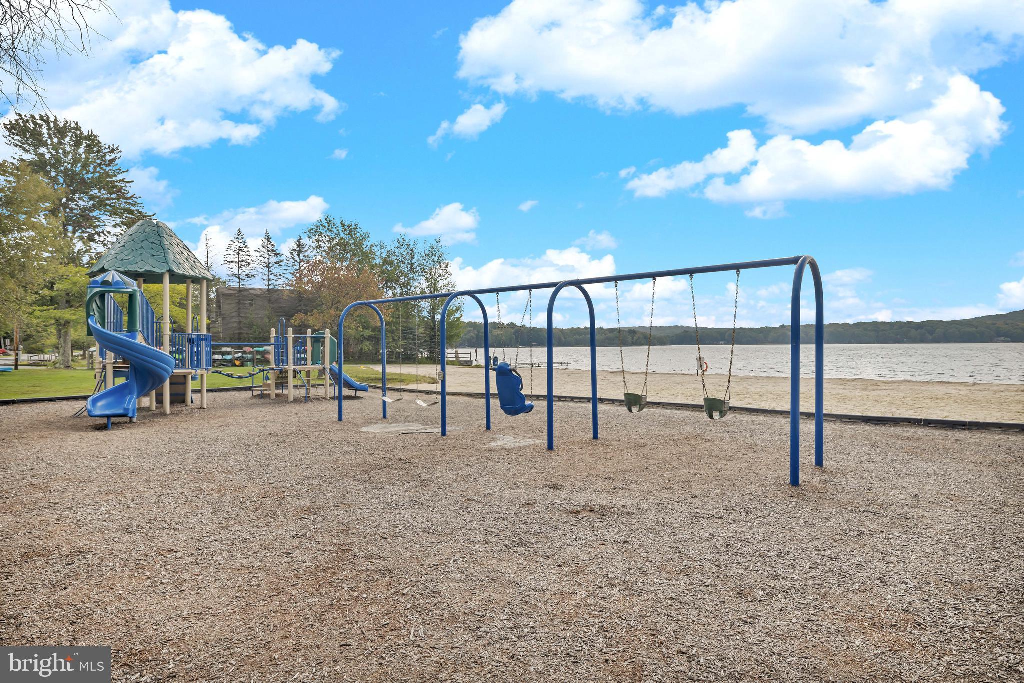 ARROWHEAD  LAKES - Residential