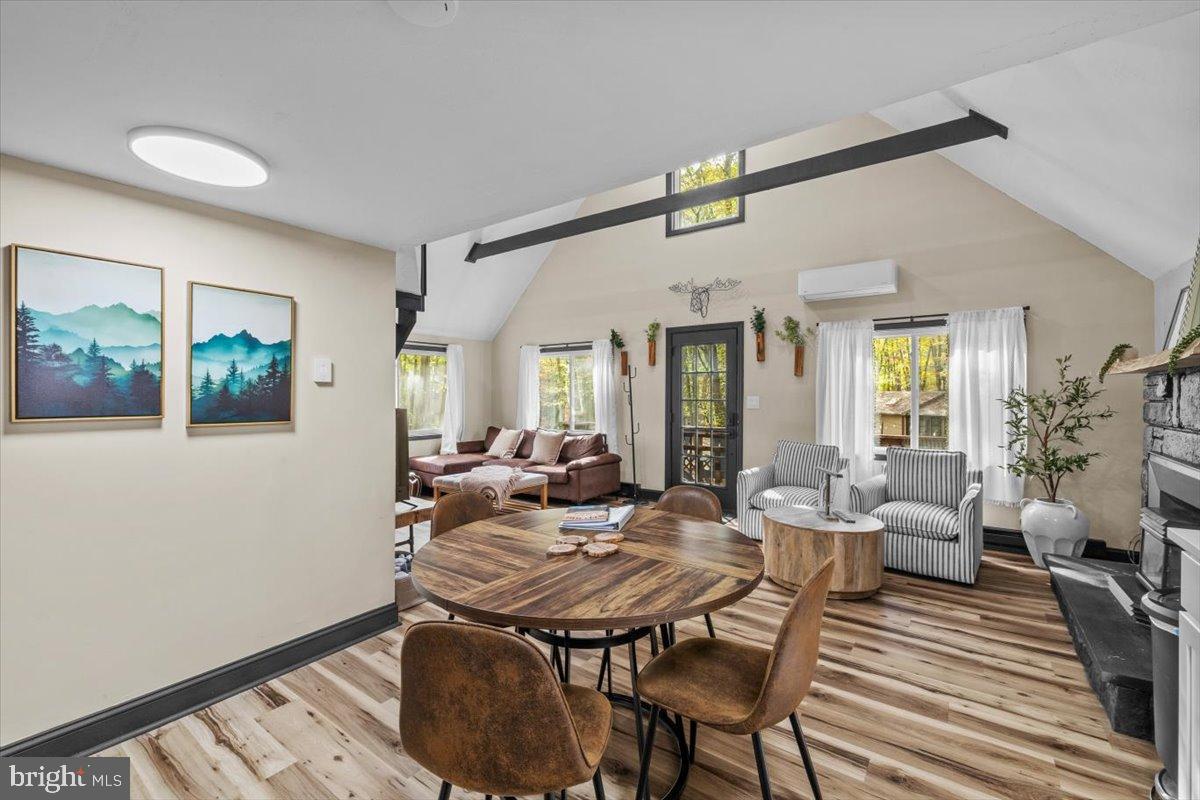 ARROWHEAD  LAKES - Residential