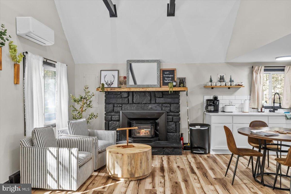 ARROWHEAD  LAKES - Residential