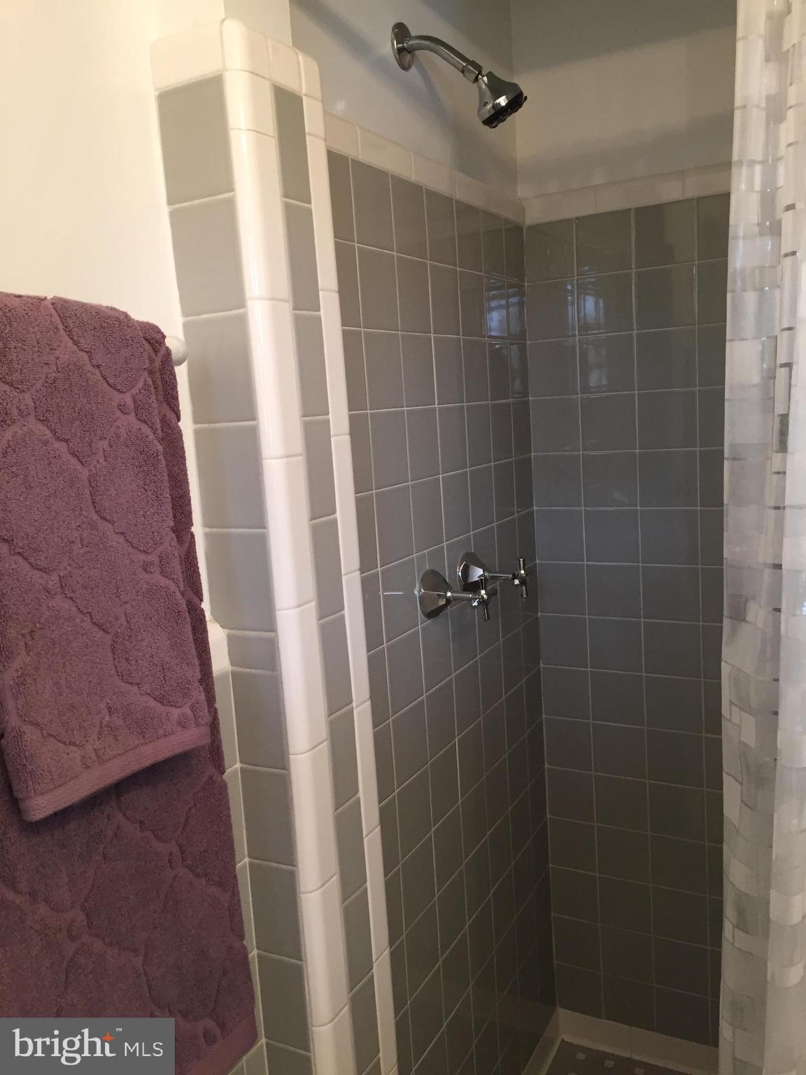 BROYHILLS MCLEAN ESTATES - Residential Lease