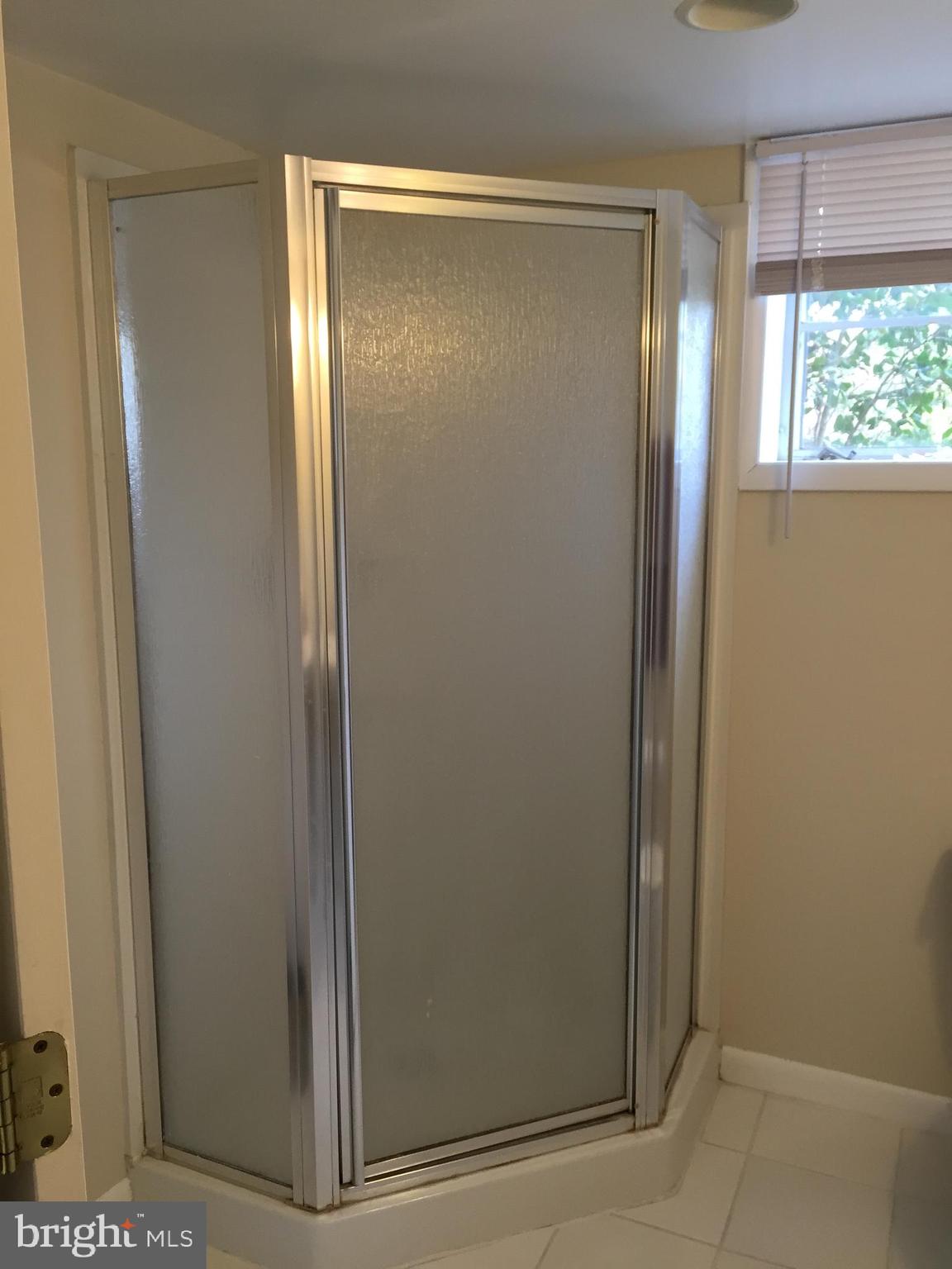 BROYHILLS MCLEAN ESTATES - Residential Lease