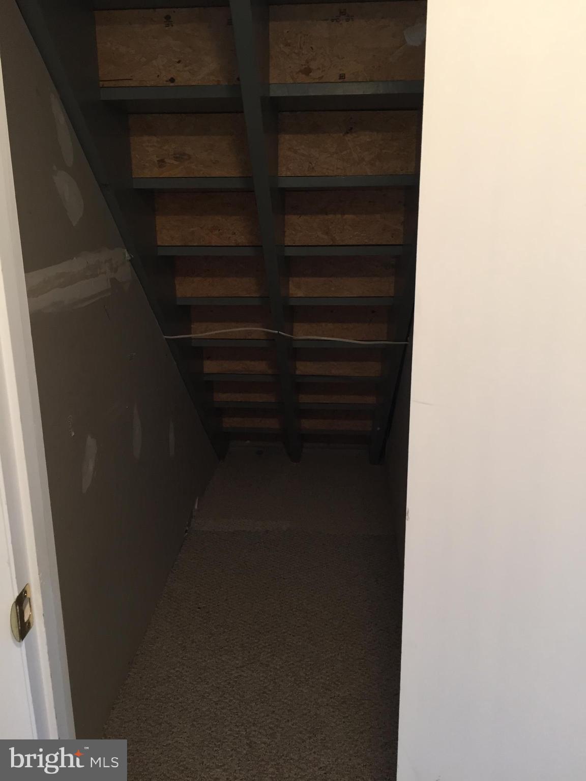 BROYHILLS MCLEAN ESTATES - Residential Lease