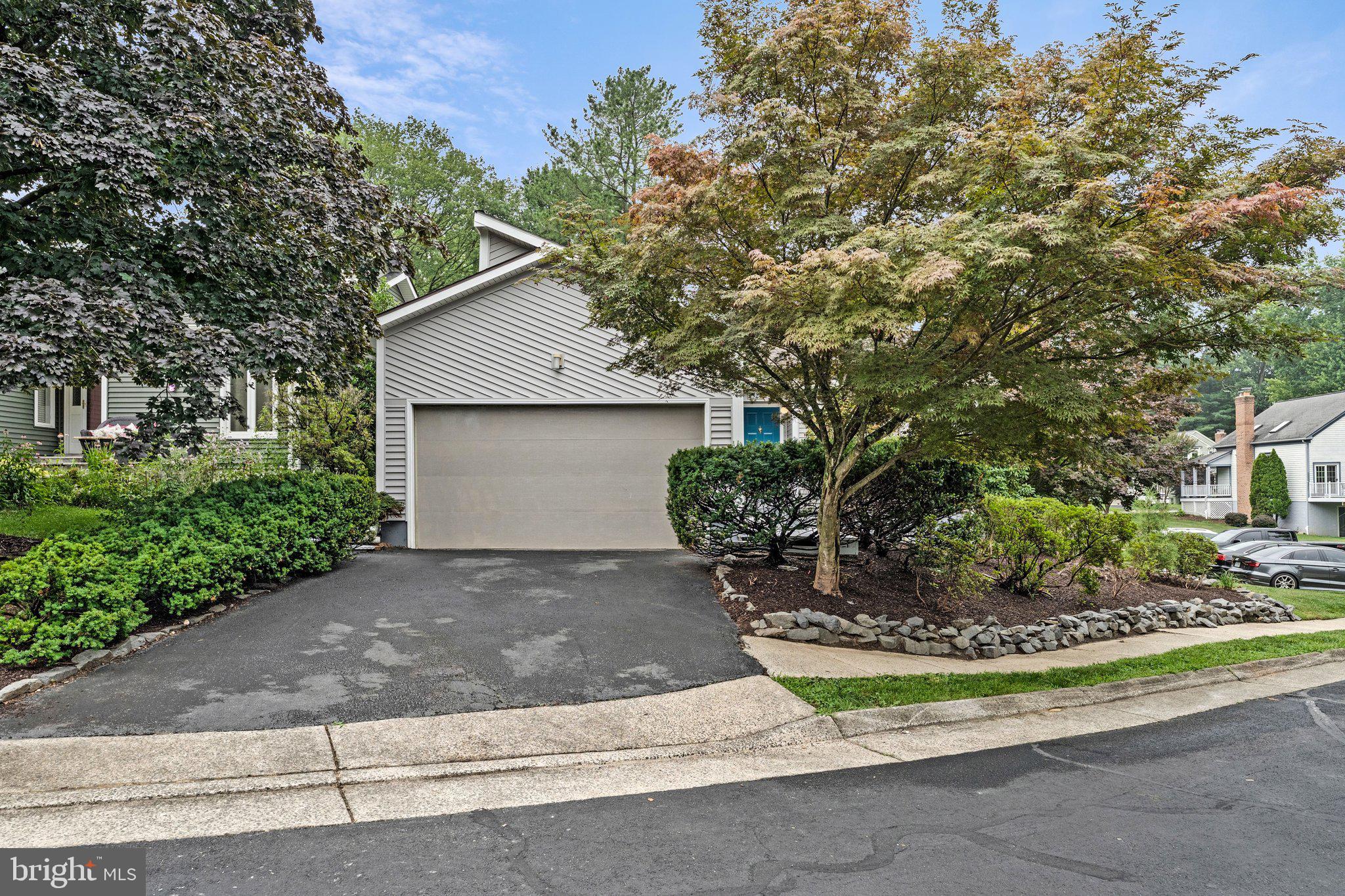 8424 HOLLIS LANE