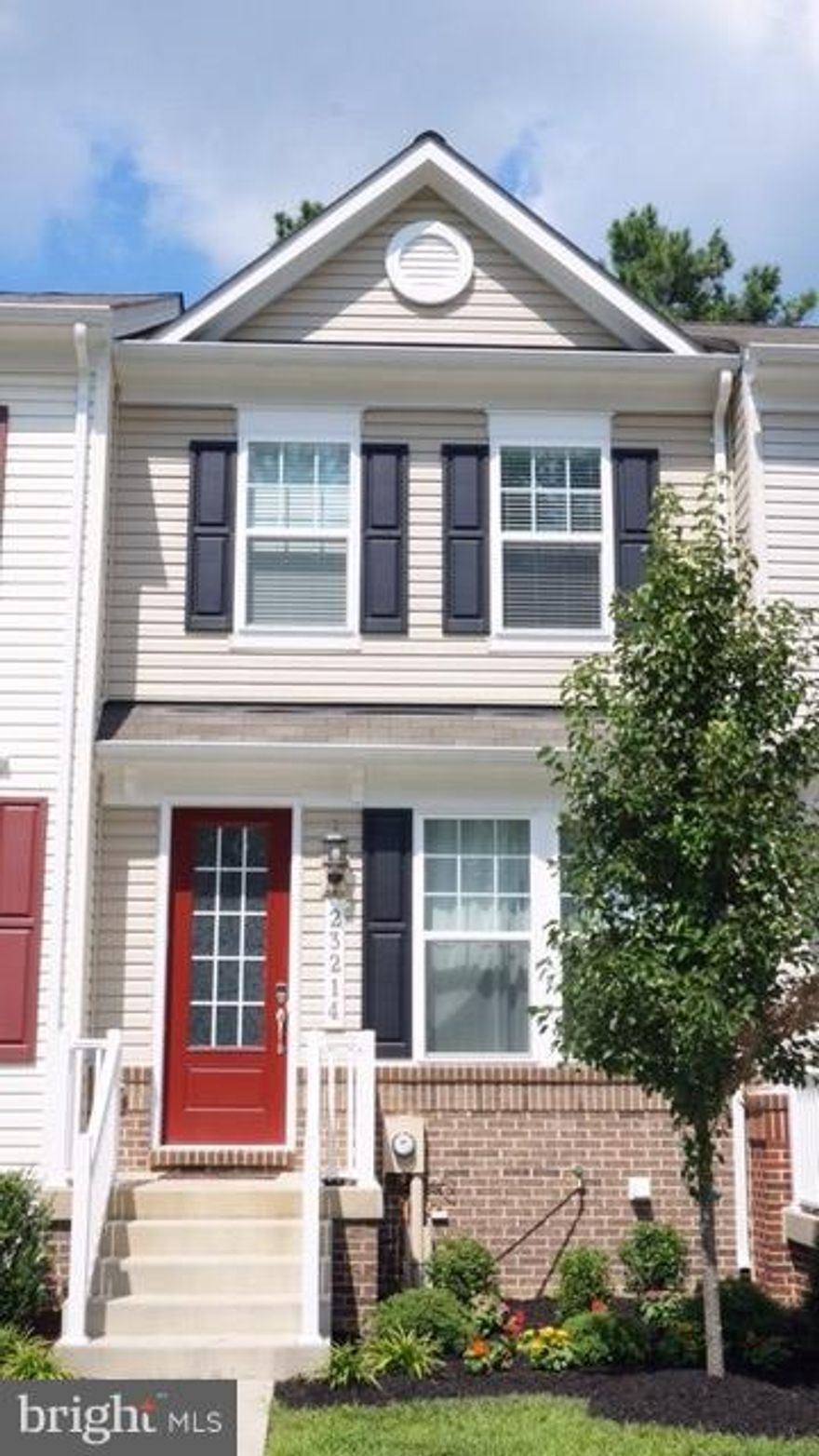 Great interior unit with 3 bedrooms 2 baths beautiful kitchen and backs up to woods.  Walking distance to elementary school.