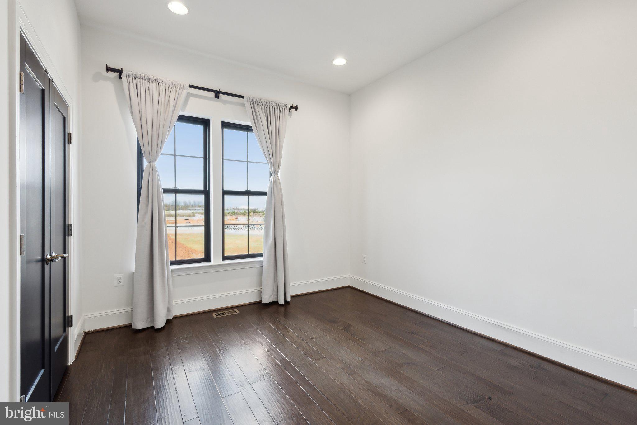 ONE LOUDOUN - Residential