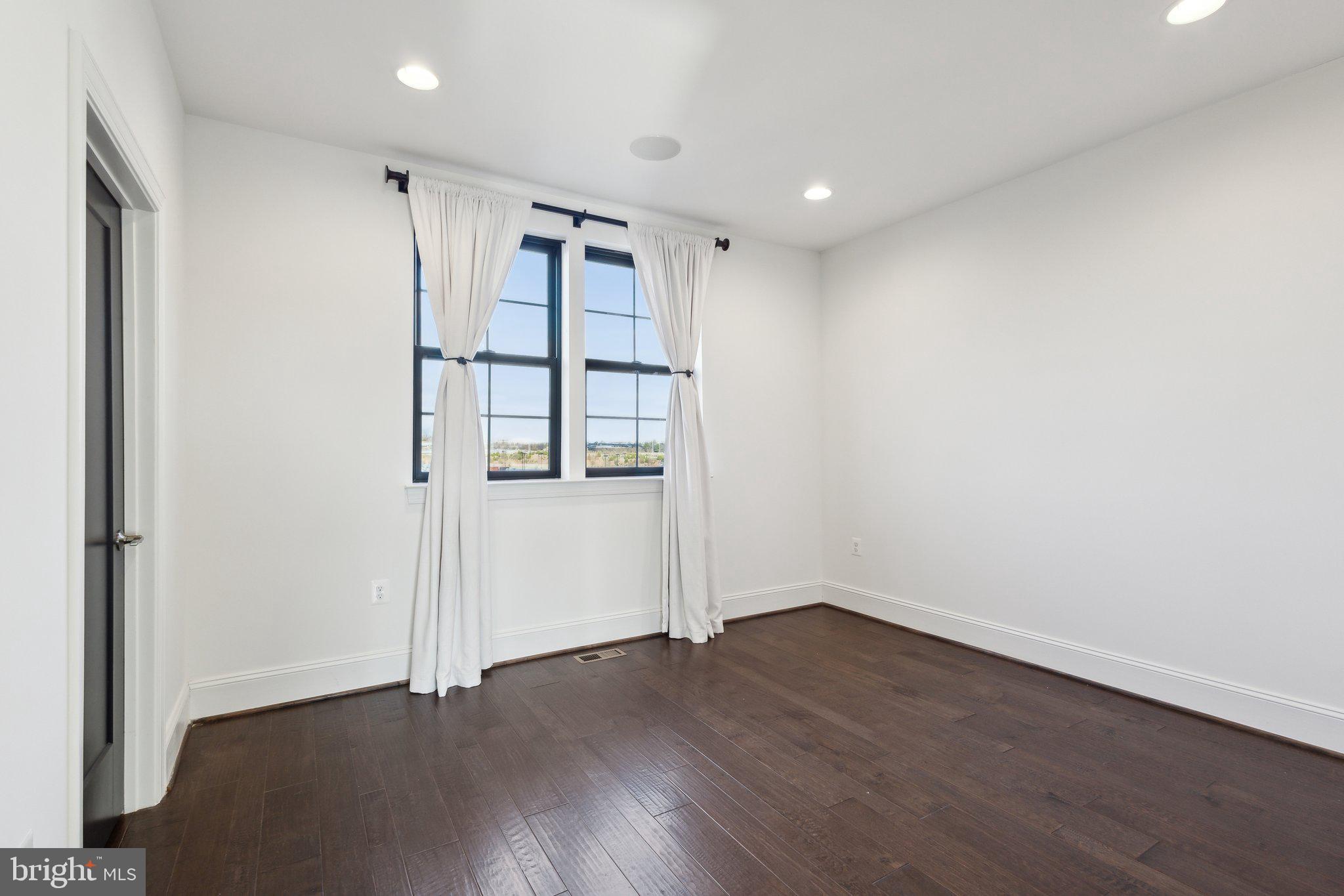 ONE LOUDOUN - Residential