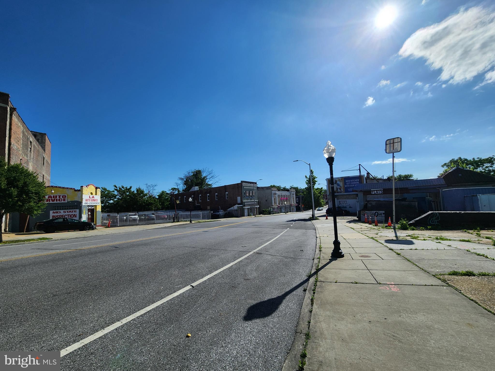 Main image without alt text