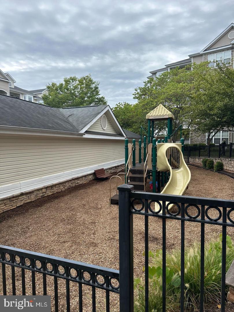 STRATFORD CLUB - Residential Lease