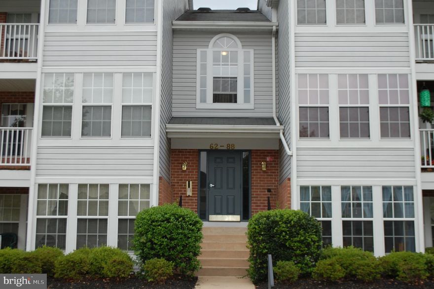 EXCELLENT RENTAL OPPORTUNITY! LARGE CODO WITH UPDATED KITCHEN*OPEN FLOOR PLAN*SEPARATE DINING ROOM*BALCONY OFF DINING ROOM*CONVENIENTLY LOCATED NEAR MAJOR ROUTES, SHOPPING, DINING AND ENTERTAINMENT *MUST USE LB LEASE AND APPLICATION