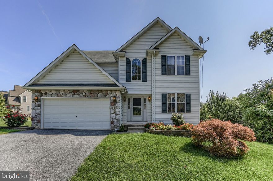 Beautiful and spacious Colonial in desirable Park Place community.  Offering gleaming hardwood floors throughout home, eat-in kitchen with s/s appliances, granite counters w/glass backslash, plenty of cabinet space, and much more. Master Suite with walk-in closets and luxurious soaking tub awaits to relax your hard days away.  Just minutes away from local schools and charming downtown Hampstead.