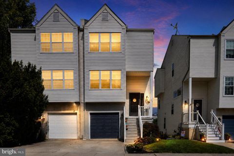 Townhouse For Sale - 1102 Lenape Lane<br/> CONSHOHOCKEN, PA 19428