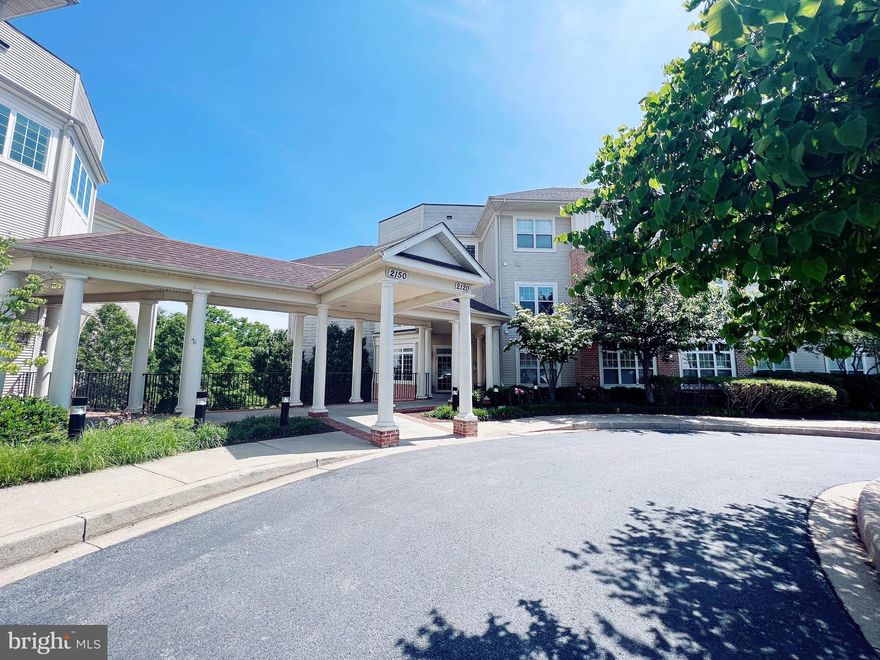 Welcome to Easy Living in Waverly Woods!
Discover the convenience of single-level living in this well-maintained 2-bedroom, 2-bathroom condo, nestled in the gated community of Waverly Woods. Bathed in natural light, this home features an open-concept floor plan with neutral tones and serene rear views.
The eat-in kitchen, complete with a pantry and cozy breakfast nook, provides a great space for casual dining. Additional space in the back serves perfectly as an office or study area. The master bedroom offers a spacious walk-in closet and an en-suite bathroom for added comfort. The second bedroom with a separate bathroom, the bright and airy living room, along with a in-house laundry room, completes this wonderful apartment.
Enjoy access to fantastic community amenities including a shopping center, a pool, an exercise room, and optional golf course membership. Schedule an appointment today and you don't want to miss this!