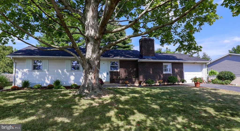 Photo of 125 SCHOOL LN, ELIZABETHTOWN, PA 17022 (MLS # PALA2040018)