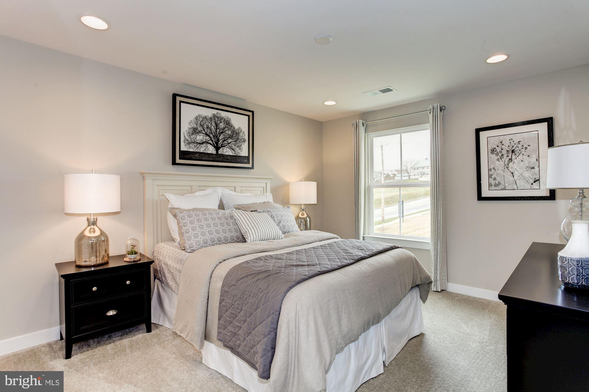 OAK CREEK SINGLES - Residential