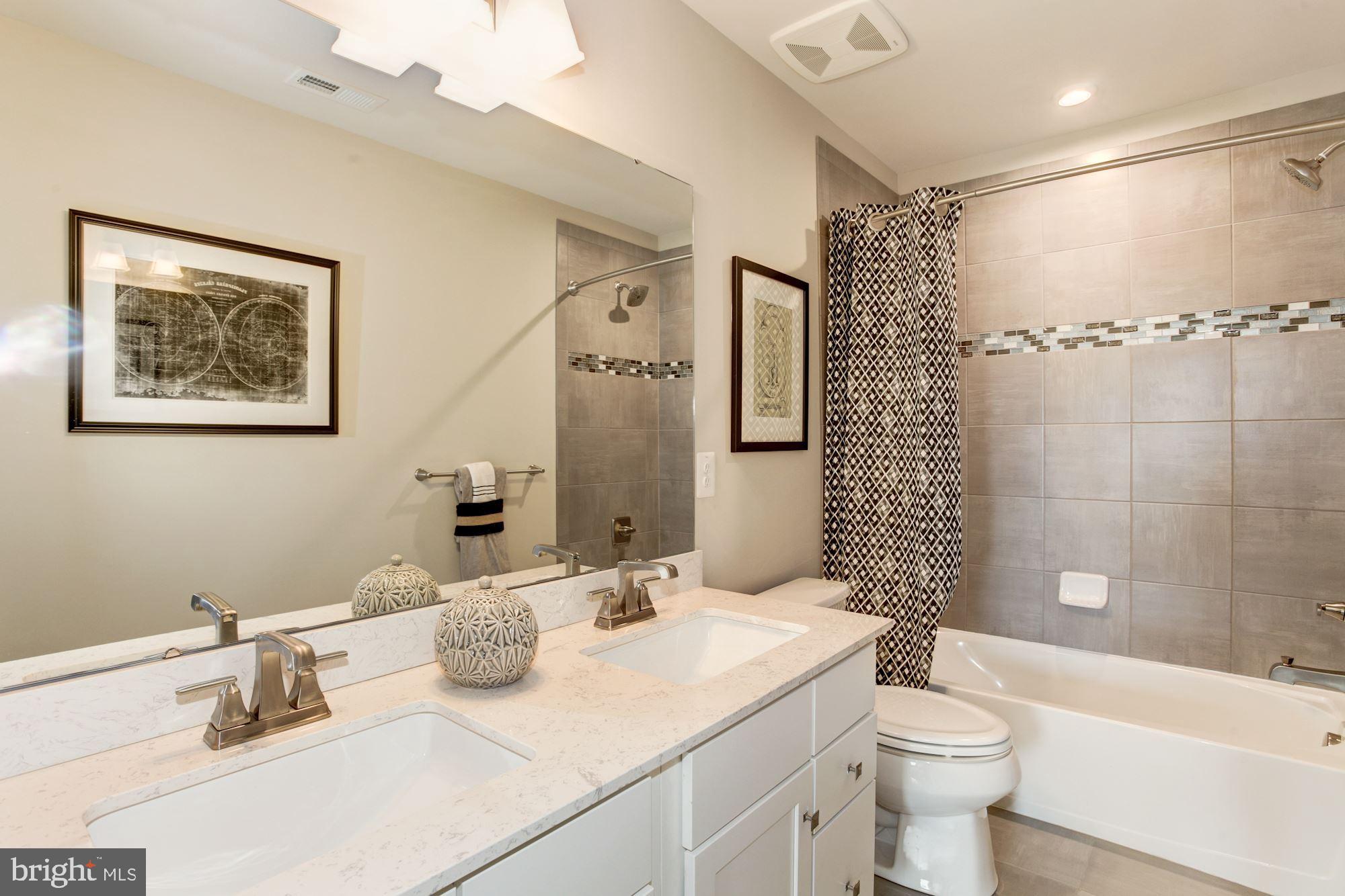 OAK CREEK SINGLES - Residential