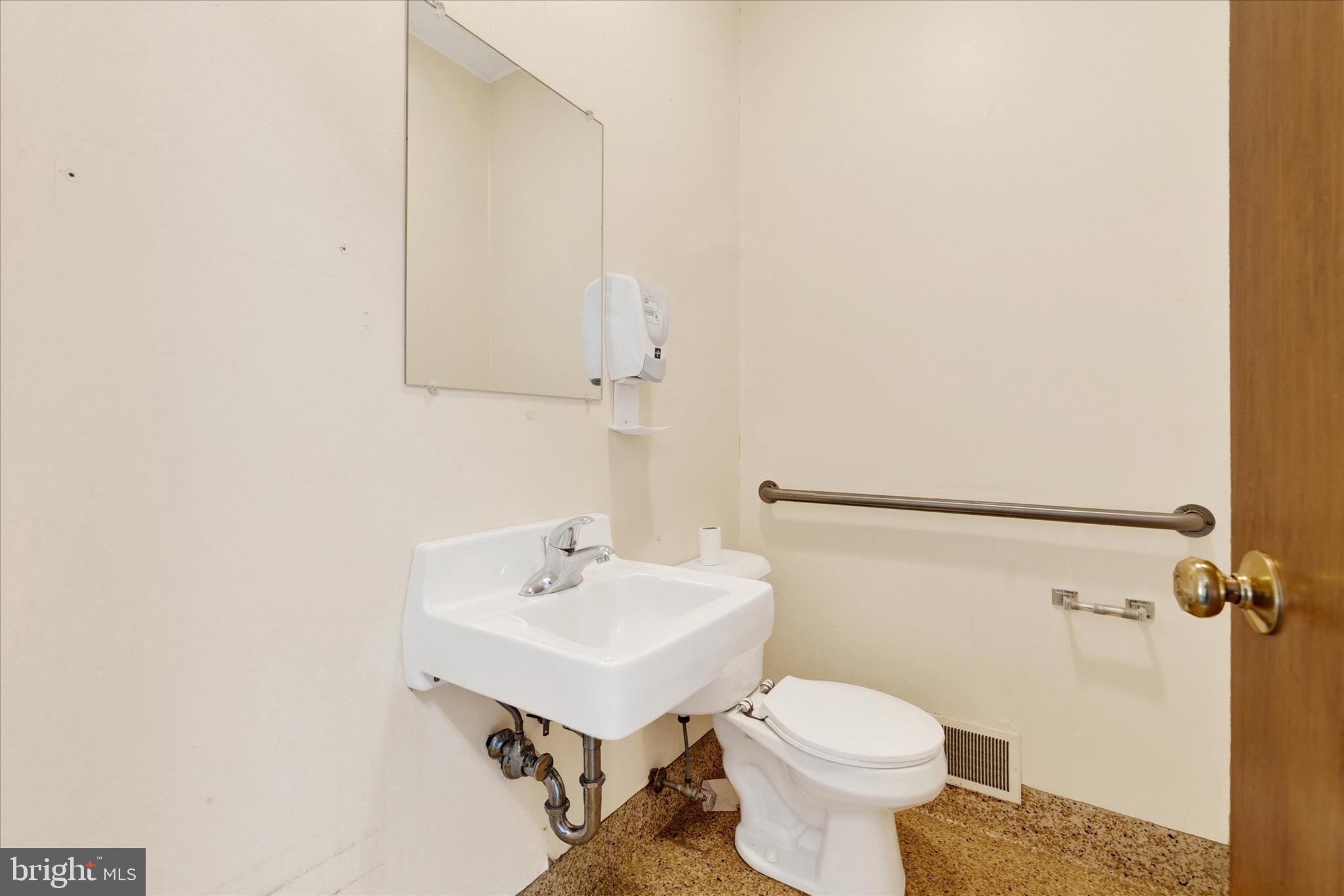 Main image without alt text