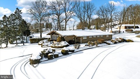 Photo of 1137 W Penn Avenue, WOMELSDORF, PA 19567 (MLS # PABK2053240)