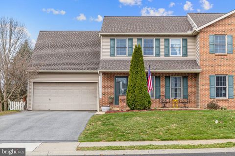 Photo of 17 Pebble Creek Drive, LITITZ, PA 17543 (MLS # PALA2064612)